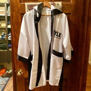 COPY - TITLE WHITE/BLACK HOODED BOXING ROBE